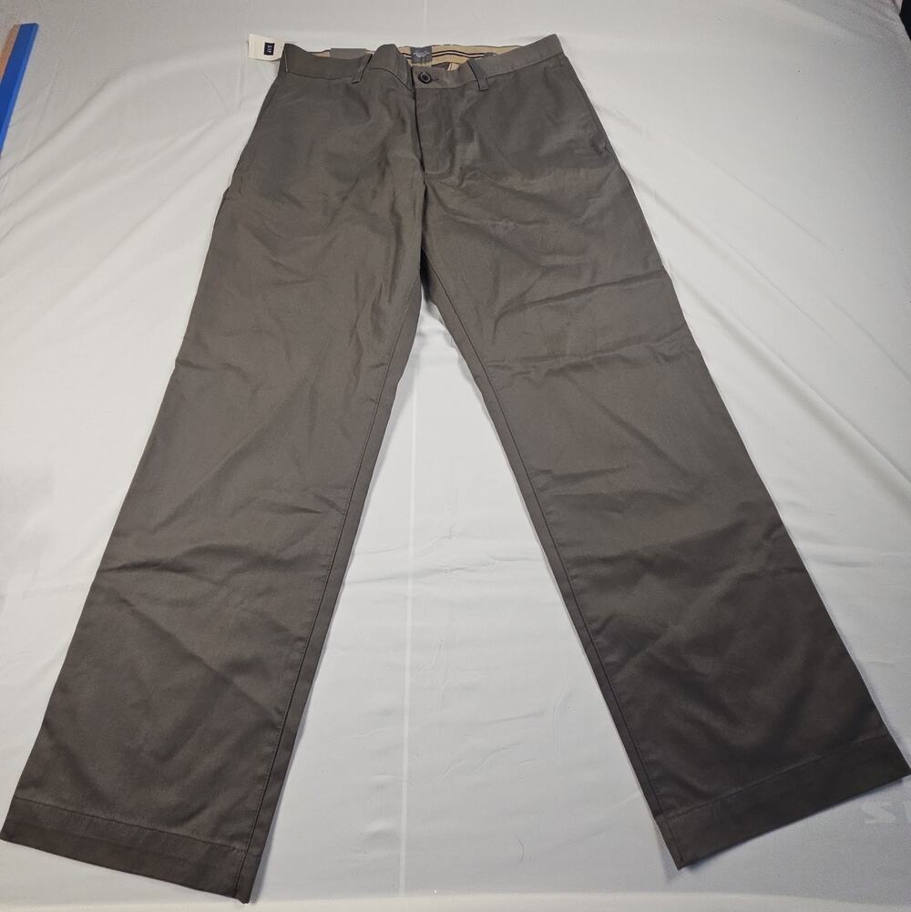 Mens 32x30 Gray Classic Khakis Relaxed Fit Wrinkle Resistant Pants by Gap